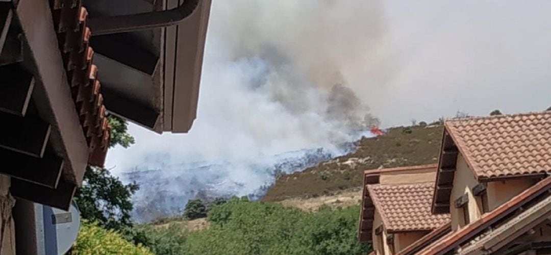 Imagen del incendio forestal desde el casco urbano de Navalafuente