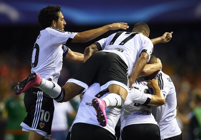 Los jugadores del Valencia celebran uno de los goles marcados al Mónaco en Mestalla