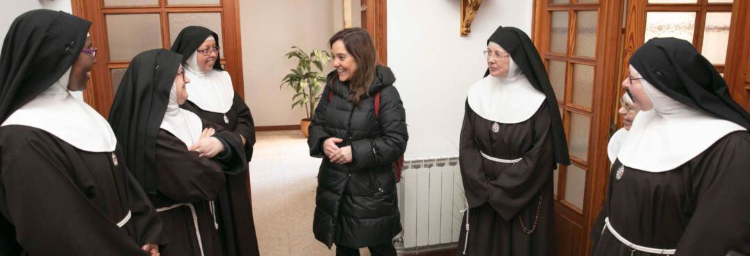 Inés Rey, alcaldesa de A Coruña en su visita a las Clarisas