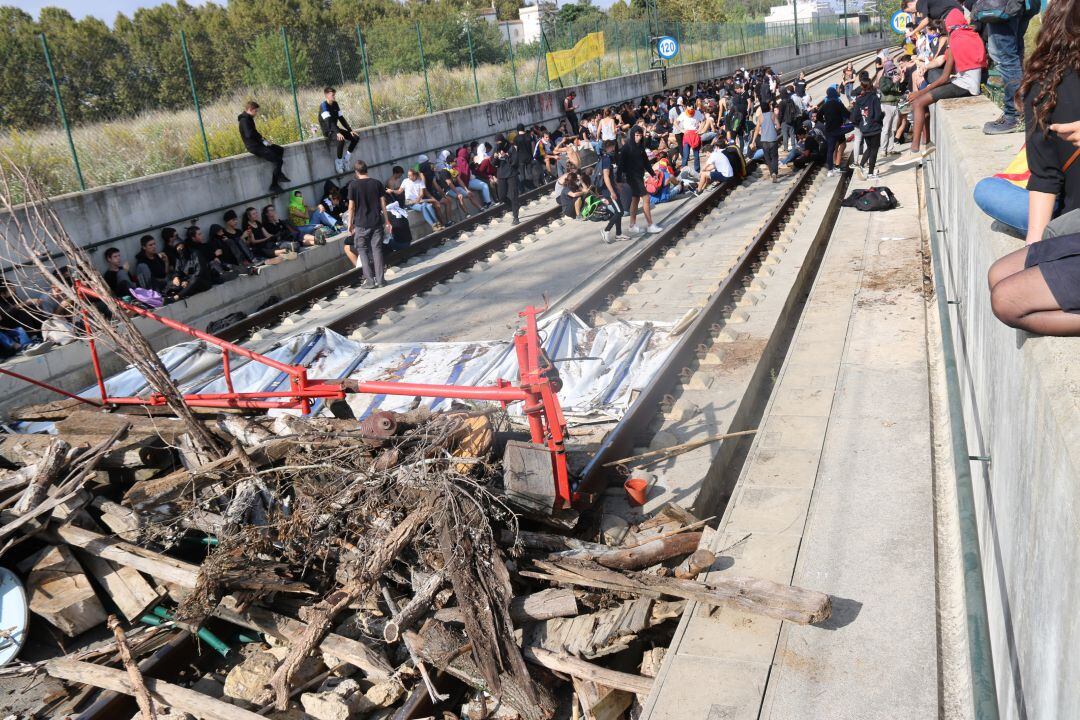 Tram tallat a les vies de l'AVE a Fornells el 14 d'octubre