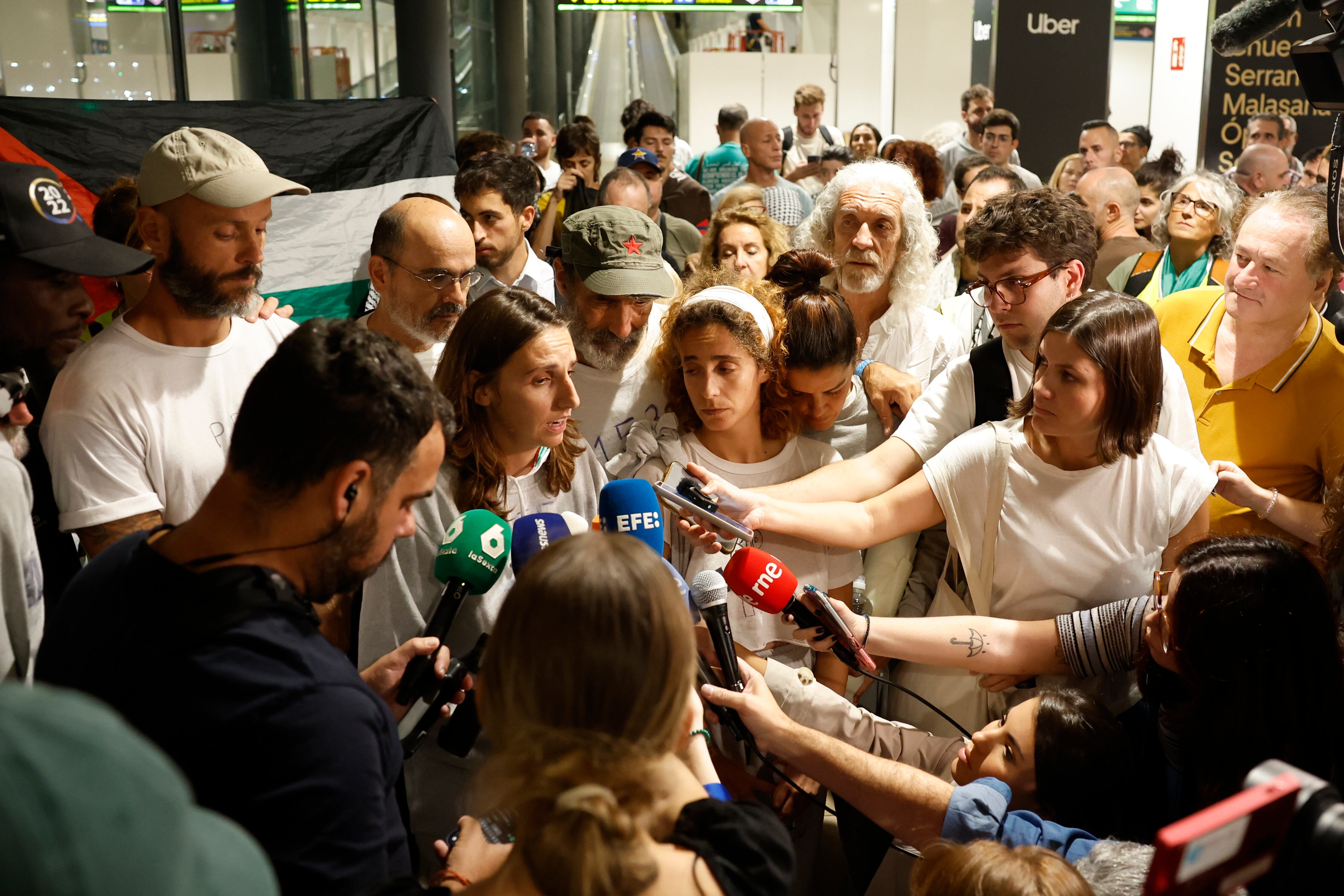 Lucía Muñoz atiende a los medios en el aeropuerto de Barajas