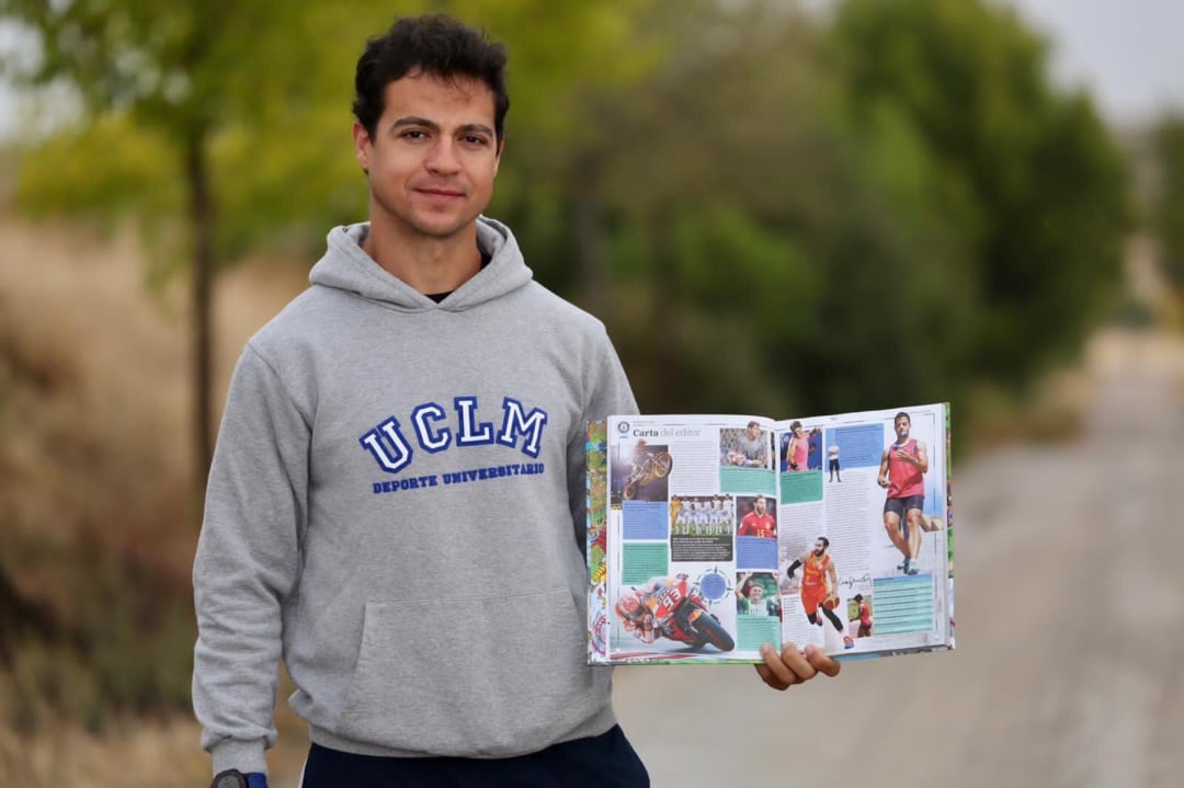 Christian López muestra su aparición en el Libro Guinness de los Récords 2021.