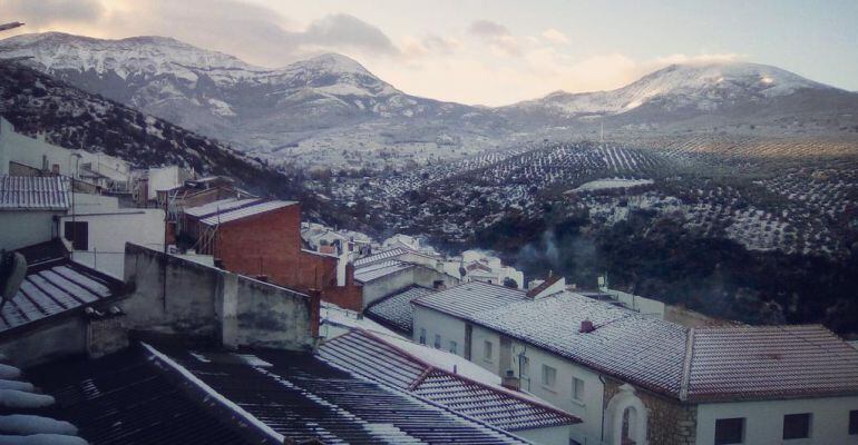 Tejados nevados en Torres con las montañas de Sierra Mágina al fondo.