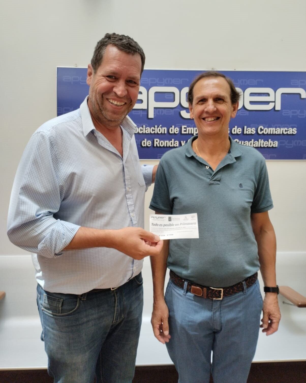 Miguel Ángel Aguayo, ganador del crucero, junto al secretario de Apymer, Antonio Palma