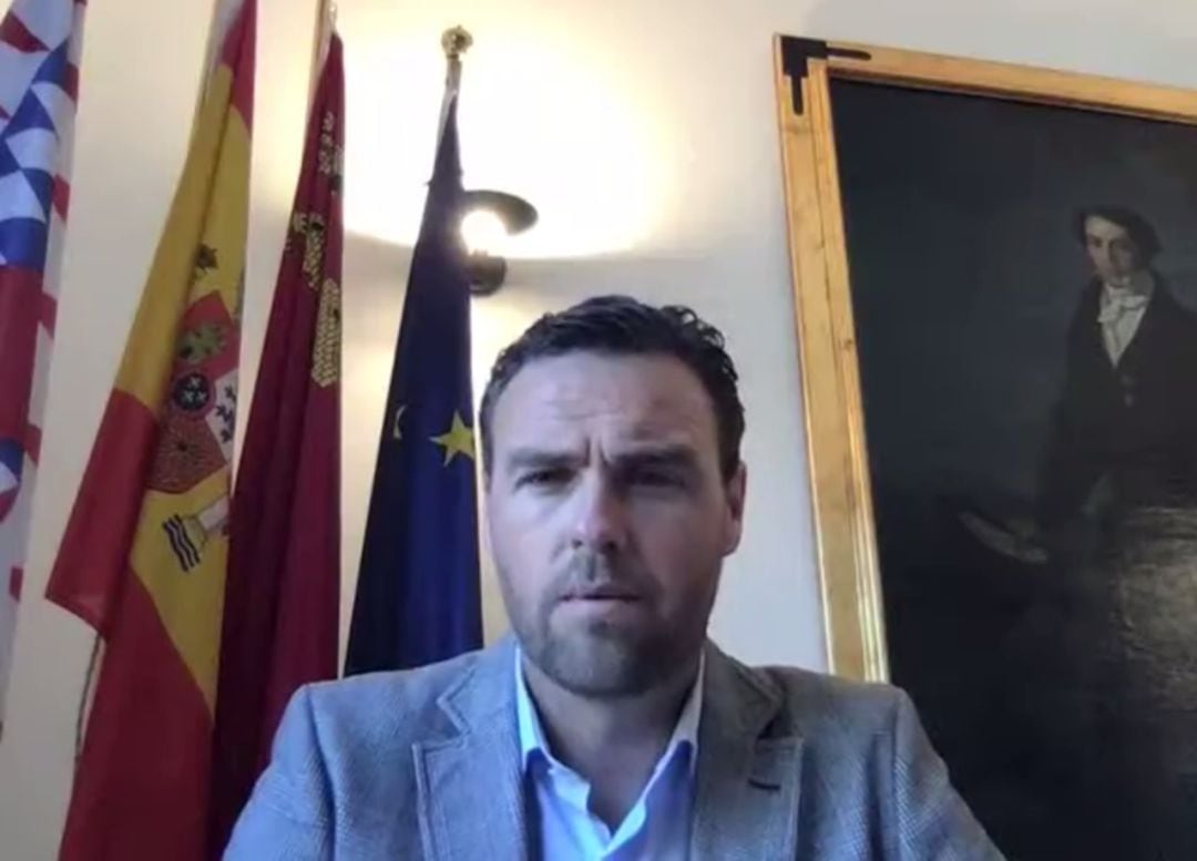 Imagen del alcalde de Caravaca de la Cruz durante un directo en su cuenta de Facebook con los vecinos de la localidad para resolver dudas sobre la situación de confinamiento y pandemia