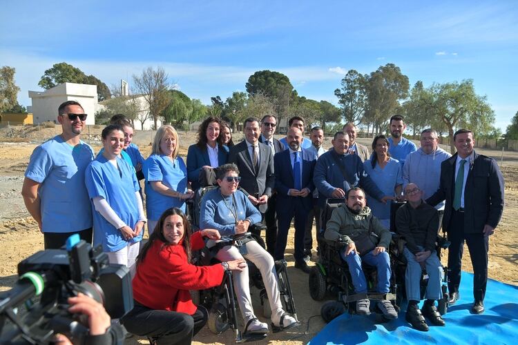 La alcaldesa, María del Mar Vázquez, el presidente de la Junta, Juanma Moreno, y el presidente de Diputación, Javier A. García, asisten al acto simbólico de inicio de obras de un edificio que contará con 50 plazas.