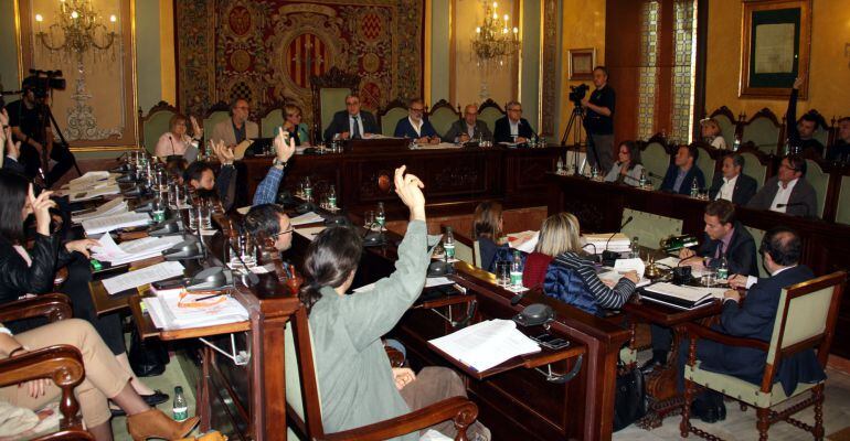 Moment en què els grups de CiU, ERC, Comú, PP i Crida voten a favor de reprovar la gestió econòmica de l'equip de govern de la Paeria.