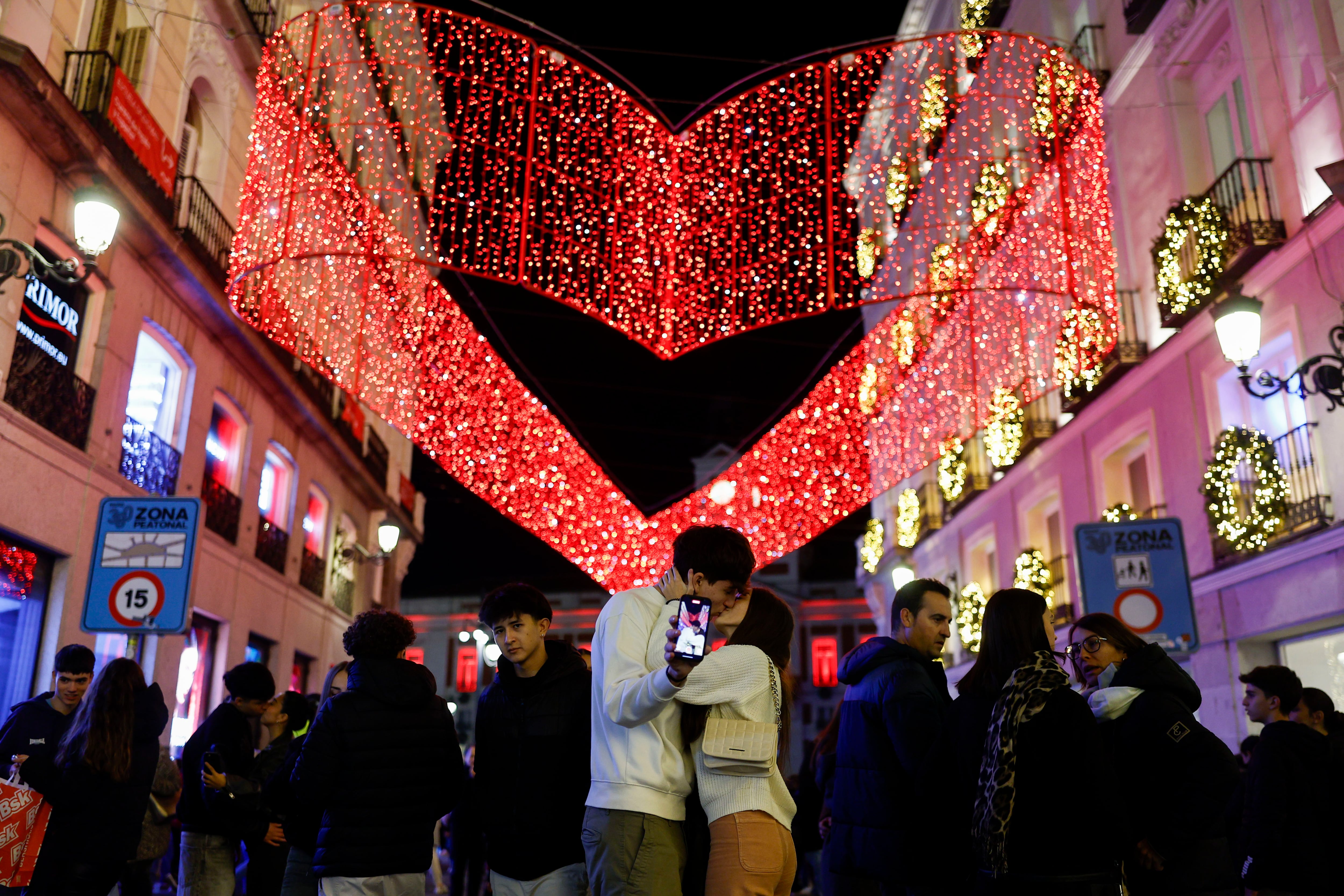 Las luces de Navidad iluminan este jueves la madrileña calle Preciados.