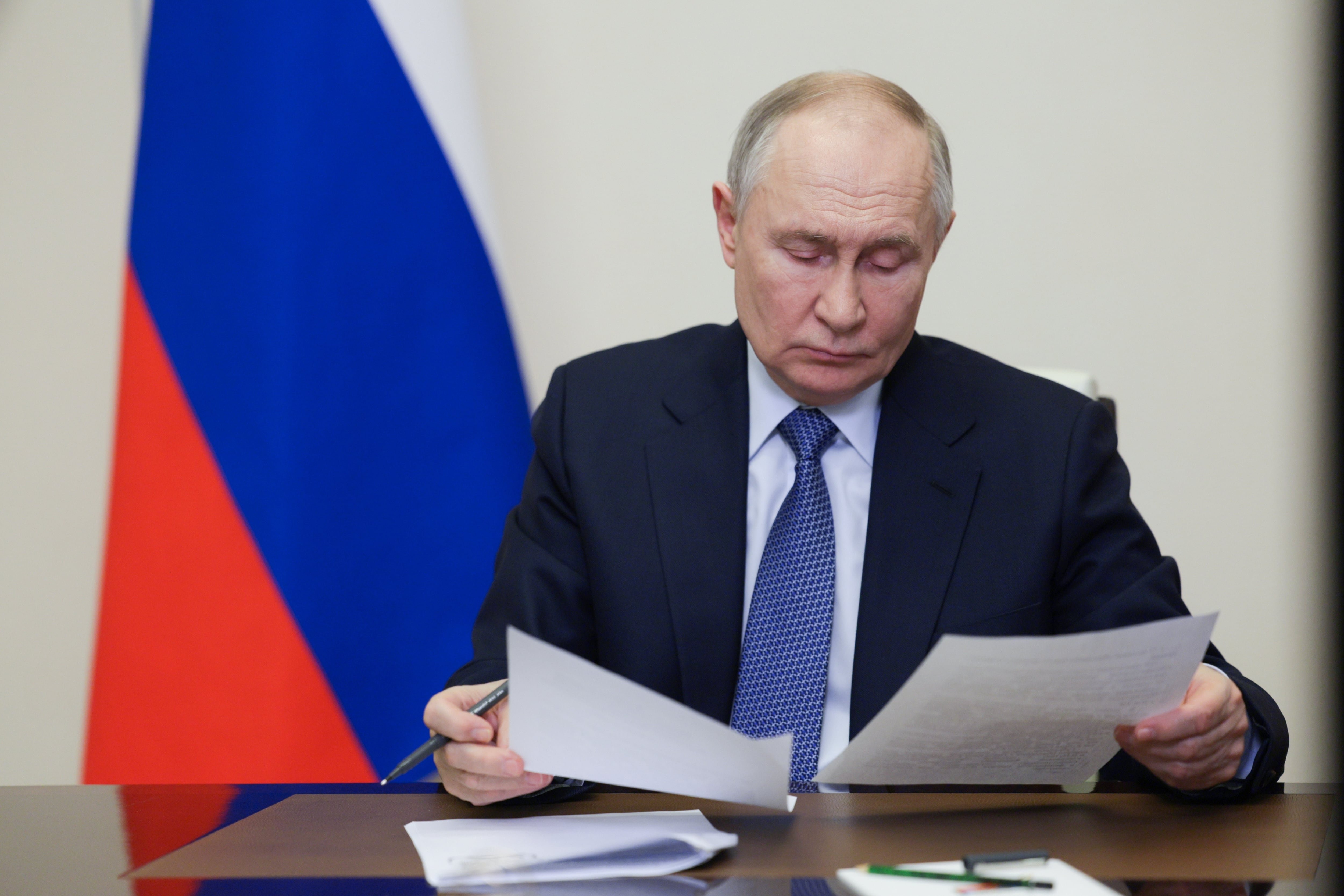 Vladimir Putin mira unos documentos antes de una reunión este mes de febrero