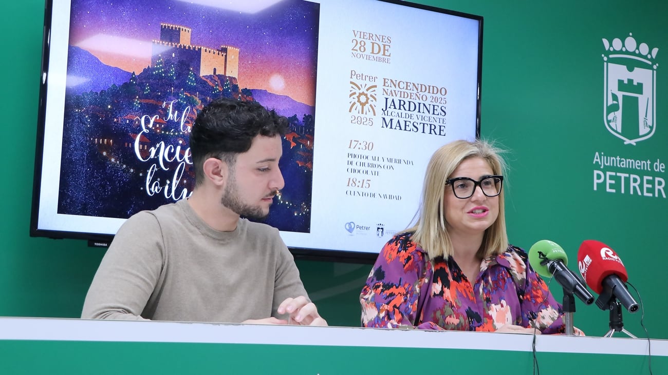 Alejandro Ruiz, concejal de Fiestas de Petrer, junto a Irene Navarro, alcaldesa del municipio