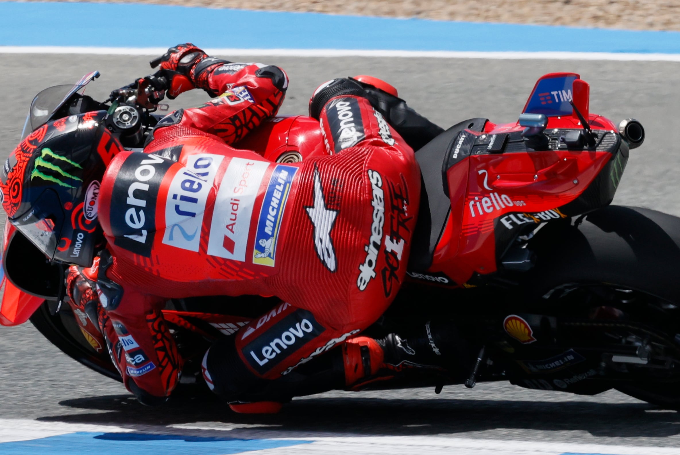 JEREZ DE LA FRONTERA (CÁDIZ), 28/04/2024.- El piloto italiano de MotoGP Francesco Bagnaia (Ducati Lenovo Team) durante la carrera del Gran Premio de España de Motociclismo de 2024 disputado este domingo en el Circuito de Jerez - Ángel Nieto (Cádiz). EFE/José Manuel Vidal
