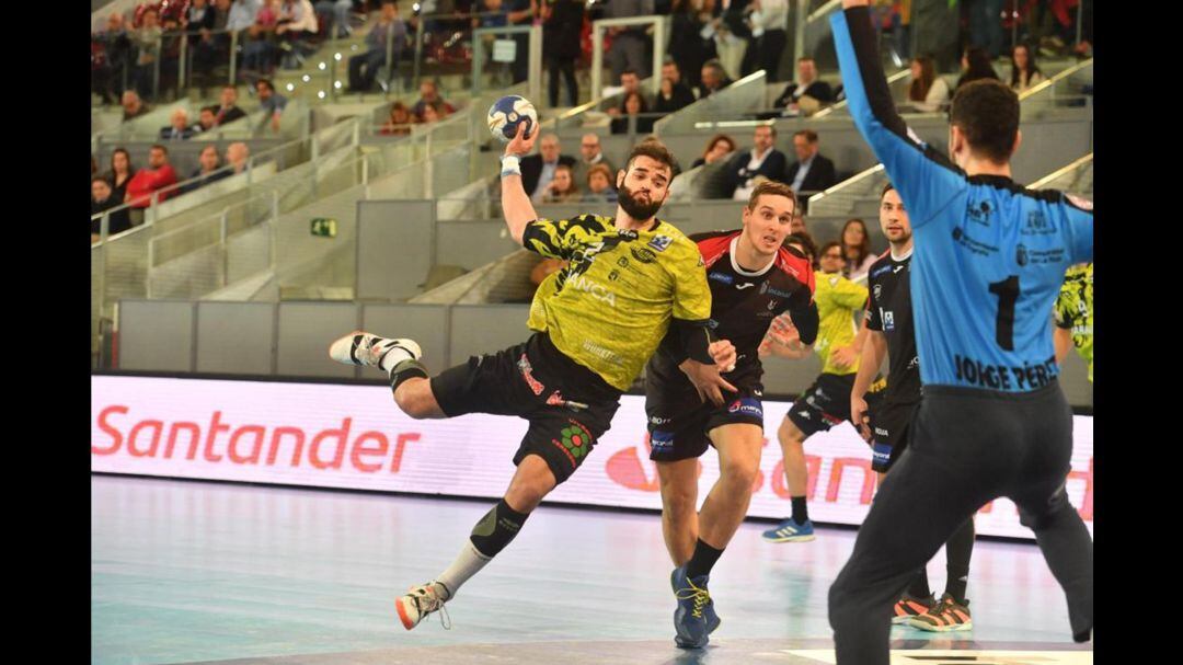 Rubén Marchán intenta un lanzamiento a puerta 