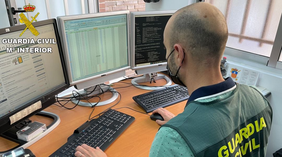 Imagen de agentes de la Guardia Civil durante la investigación.