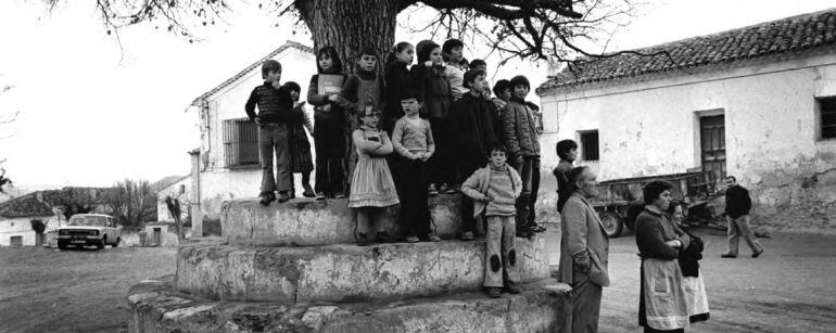 Niños en la plaza Mayor de Albalate de las Nogueras en 1981.