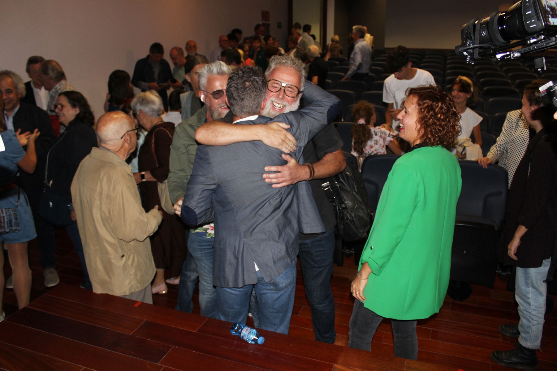 Toni Miranda felicitado por Antonio Piñero al final del acto