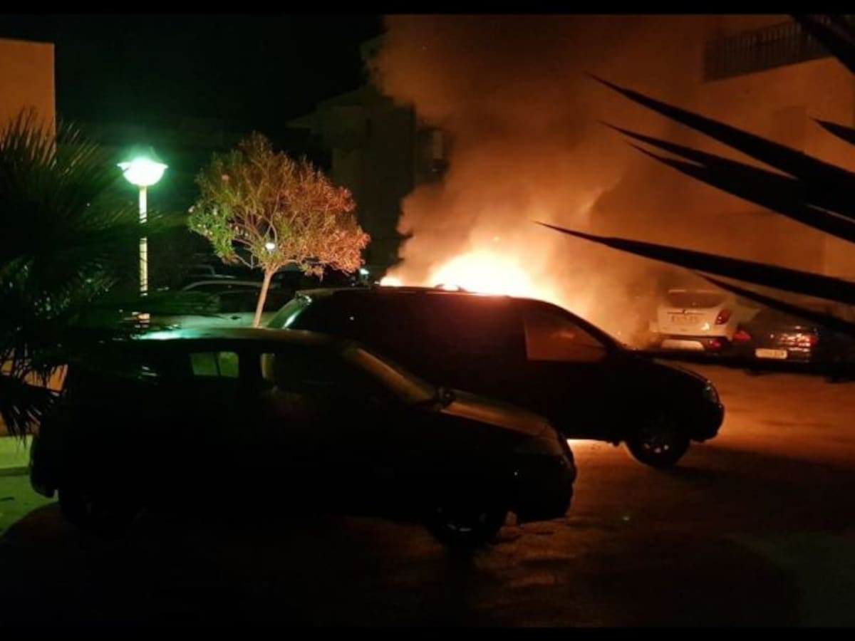 Arden tres vehículos en La Manga