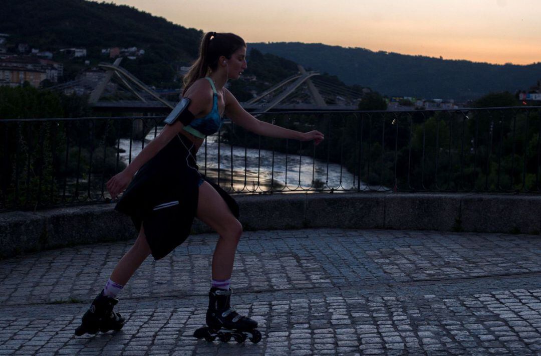 Una mujer practicando patinaje durante las horas permitidas para hacer deporte