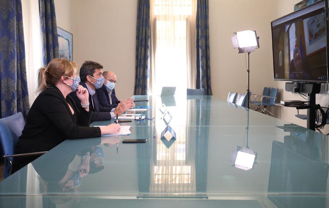 El presidente de la Diputación, Carlos Mazón, (c) y la vicepresidenta y diputada de Ciclo Hídrico, Ana Serna, durante la videoconferencia con el secretario de Estado de Medio Ambiente, Hugo Morán.