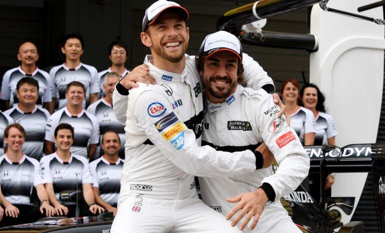 Jenson Button y Fernando Alonso, en una sesión de fotos de McLaren de septiembre de 2016.