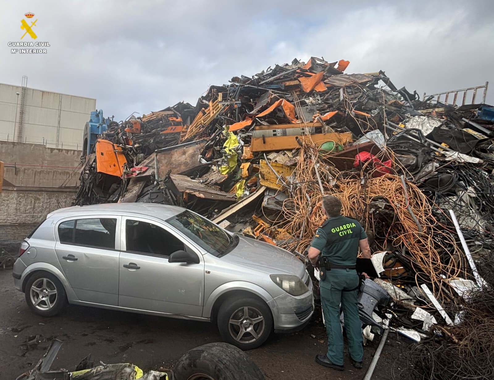 La Guardia Civil inspeccionando un desguace.