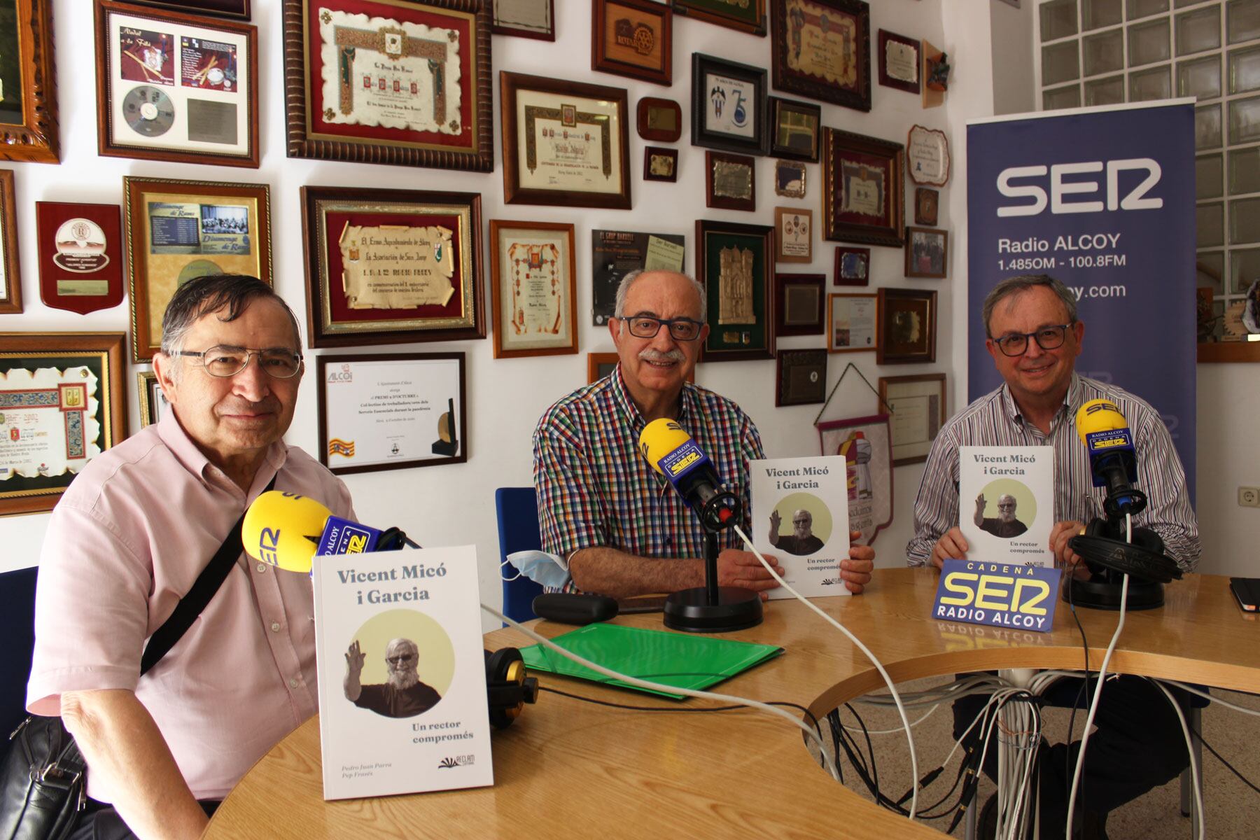 Pep Frasés, Pedro Juan Parra y Aleixandre Sanfrancisco, en una imagen de archivo previa a la presentación del libro en Alcoy
