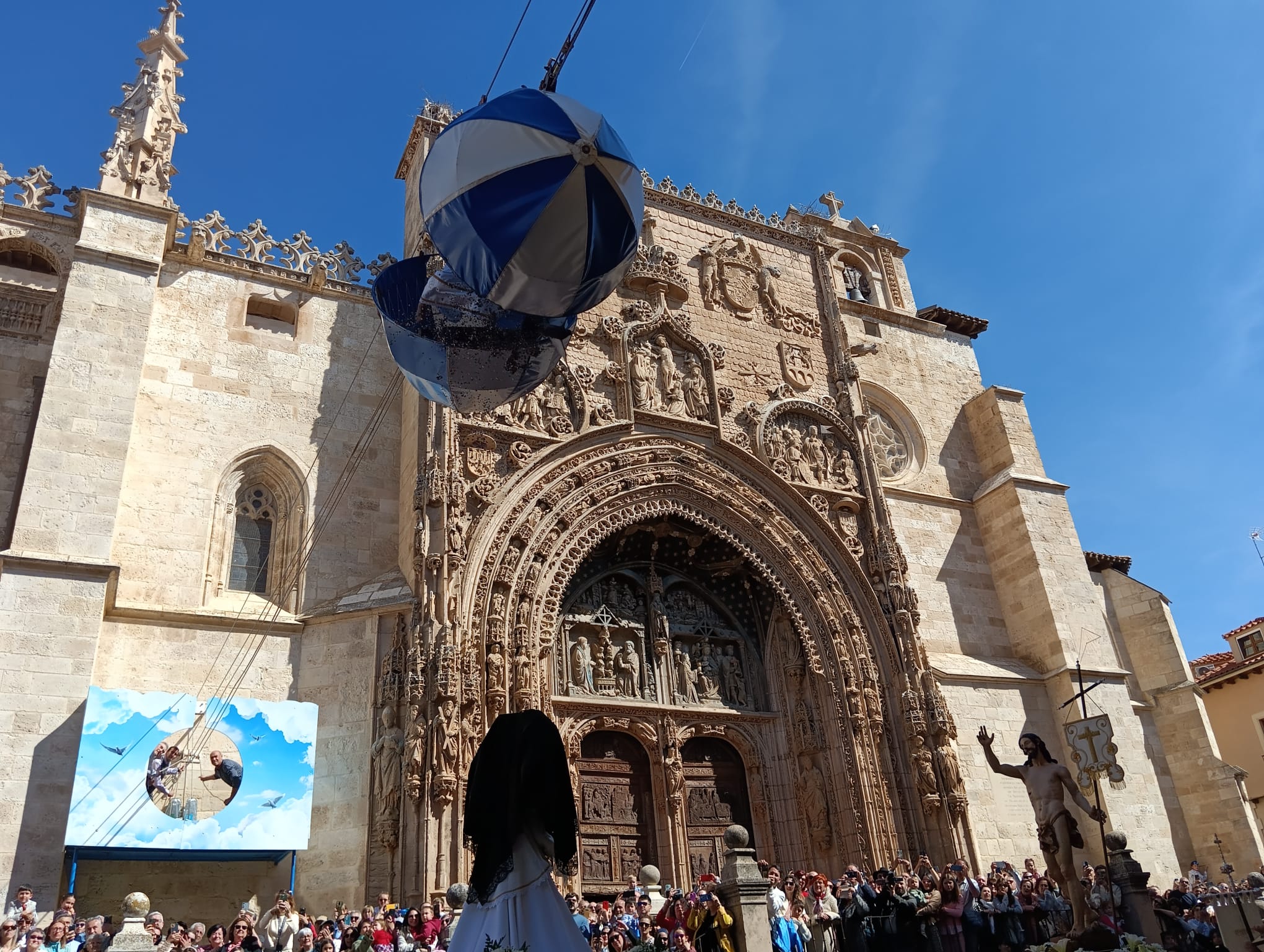 Momento de la apertura del globo
