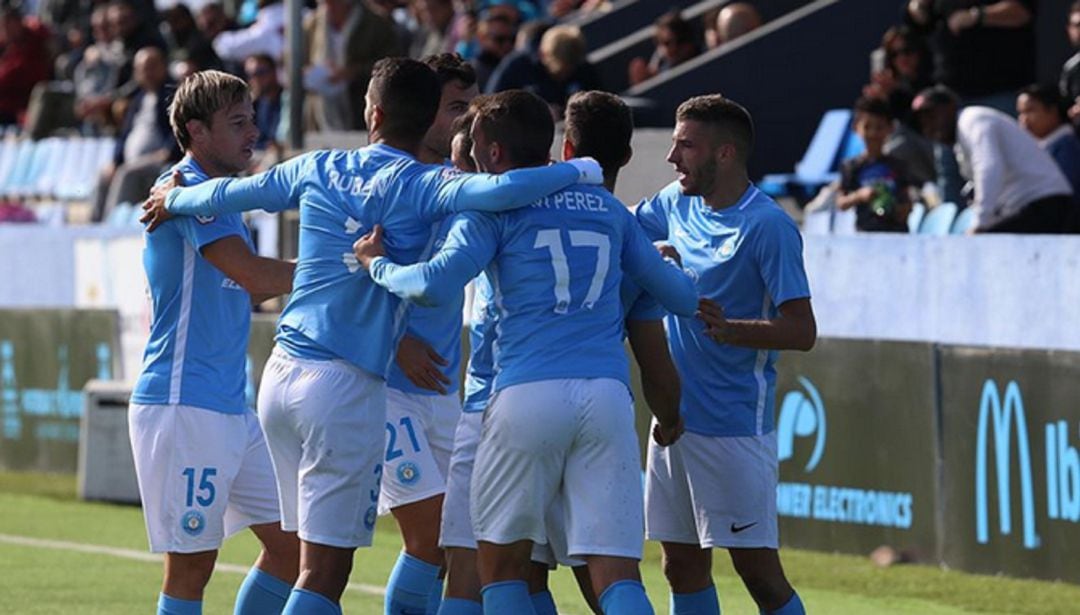 Los jugadores ibicencos celebrando el triunfo