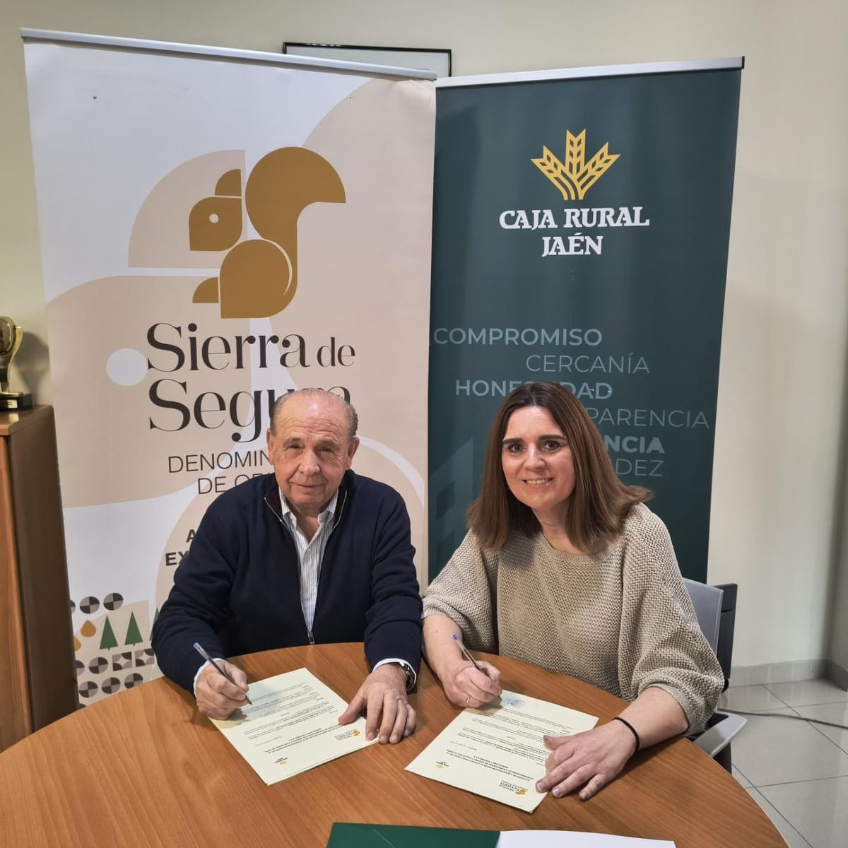 Caja Rural de Jaén y la D.O. Sierra de Segura refuerzan su alianza en favor del olivar