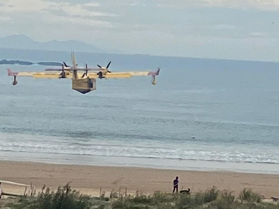 Un hidroavión en la playa de Plentzia