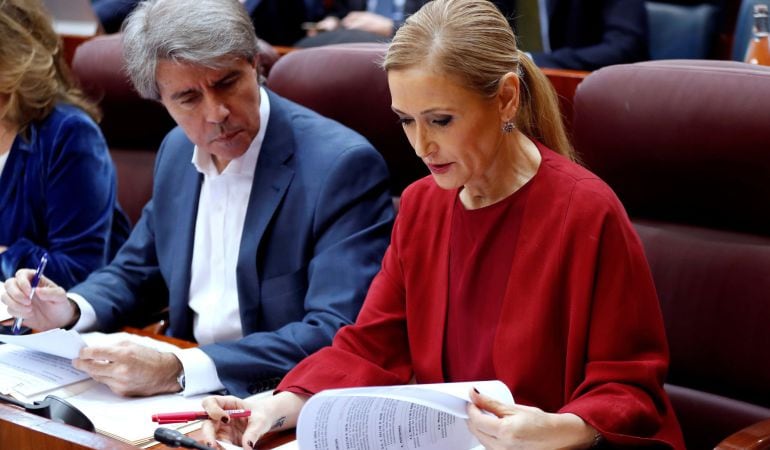 La presidenta de la Comunidad de Madrid, Cristina Cifuentes, conversa con el vicepresidente, Ángel Garrido, a su llegada al pleno de la Asamblea de Madrid.