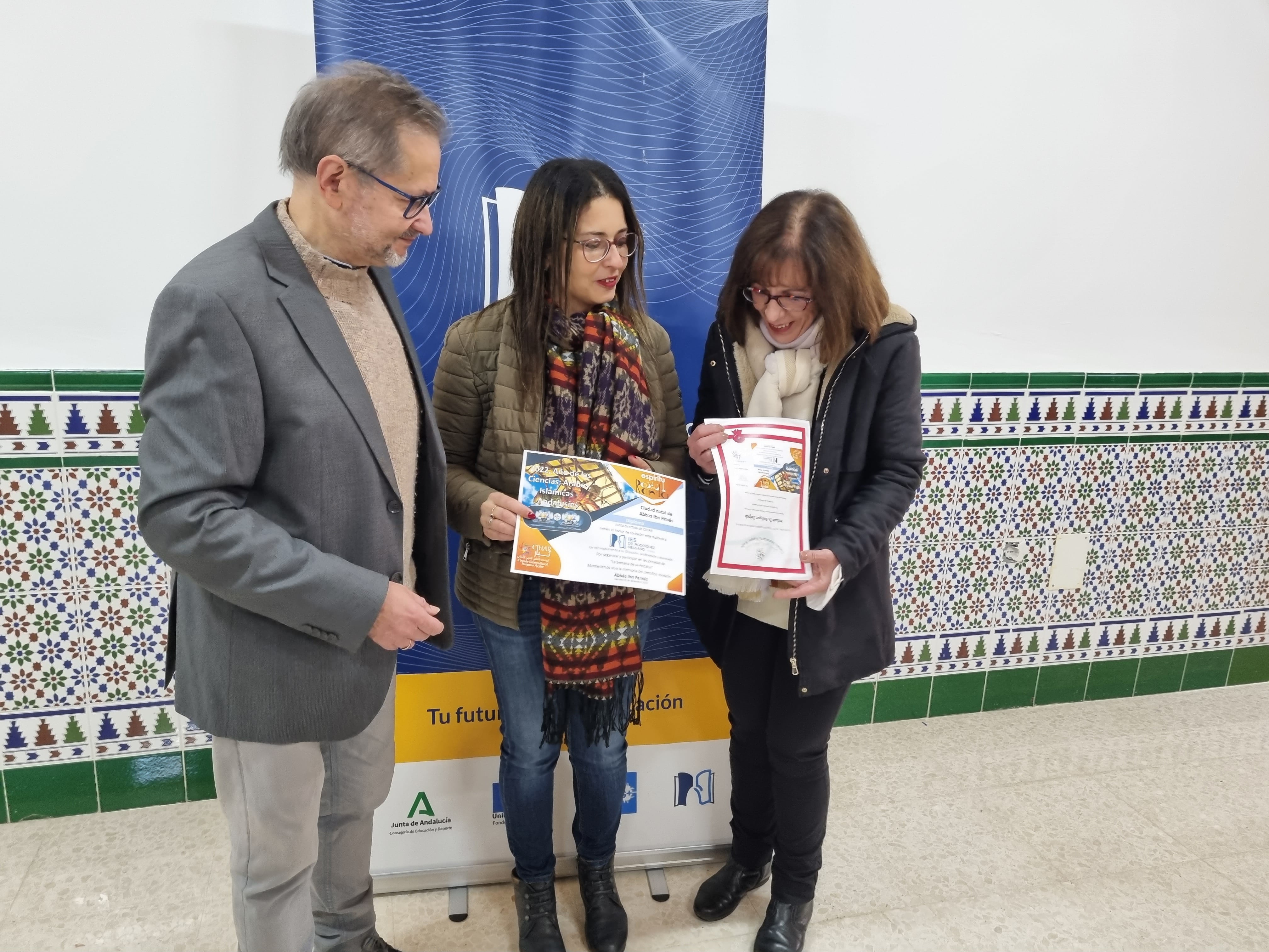 Antonio Acedo, consejero cultural de la asociación en la provincia de Málaga, fue el encargado de entregar el diploma a las profesoras responsables del Departamento de Geografía e Historia