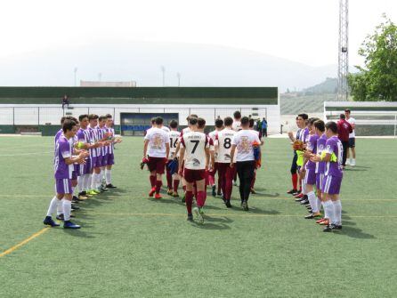 El equipo del Atlco. Jaén hizo el pasillo de honor al equipo galduriense