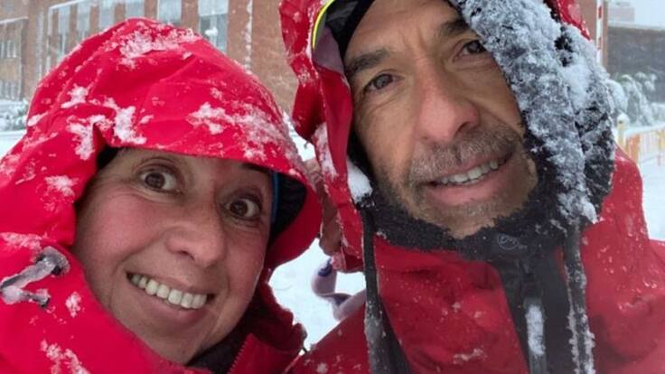 Paco y Mónica: 22 kilómetros andando sobre la nieve para llegar a su turno en el Hospital