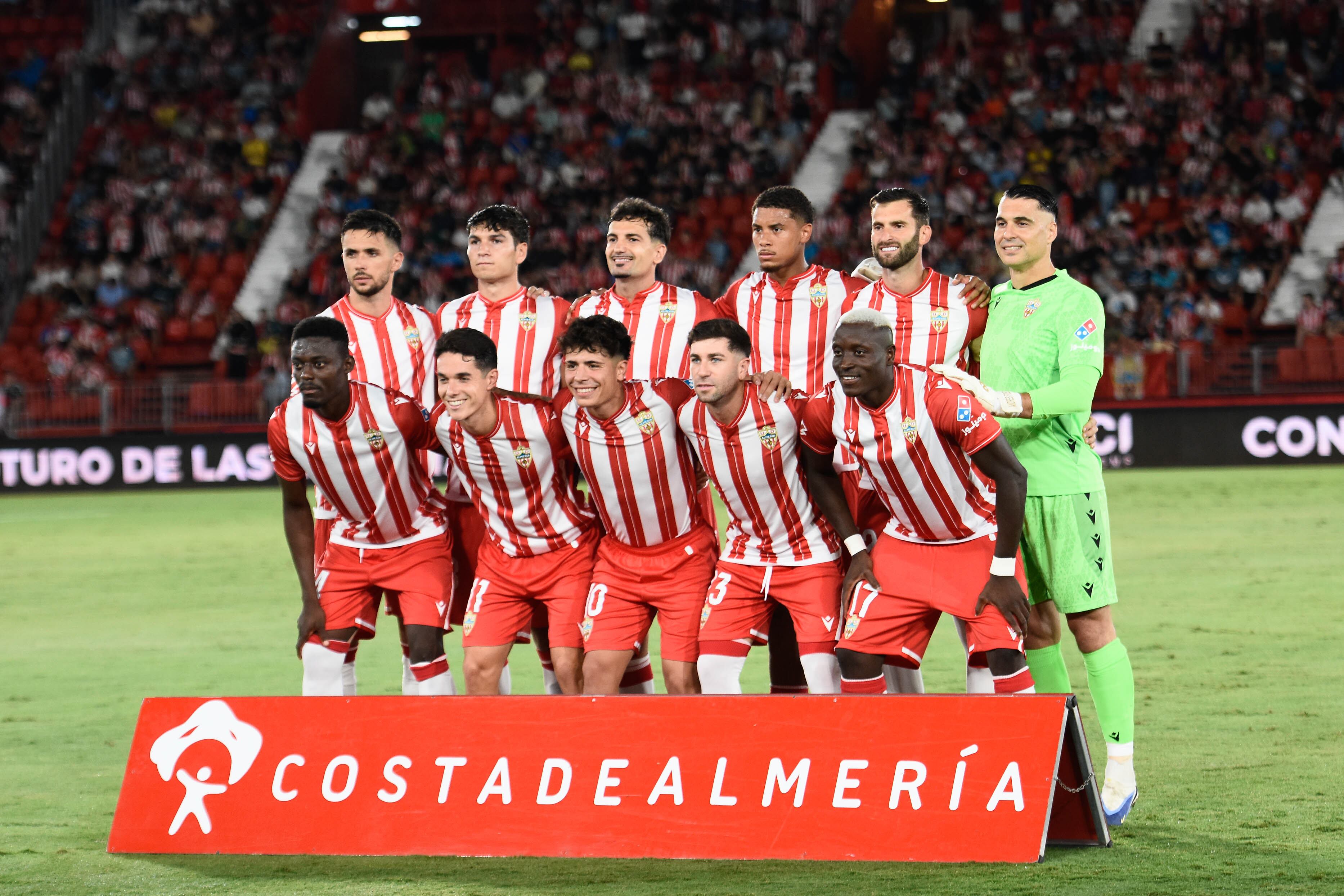 El once del Almería tiene una estrella con aroma a Primera.