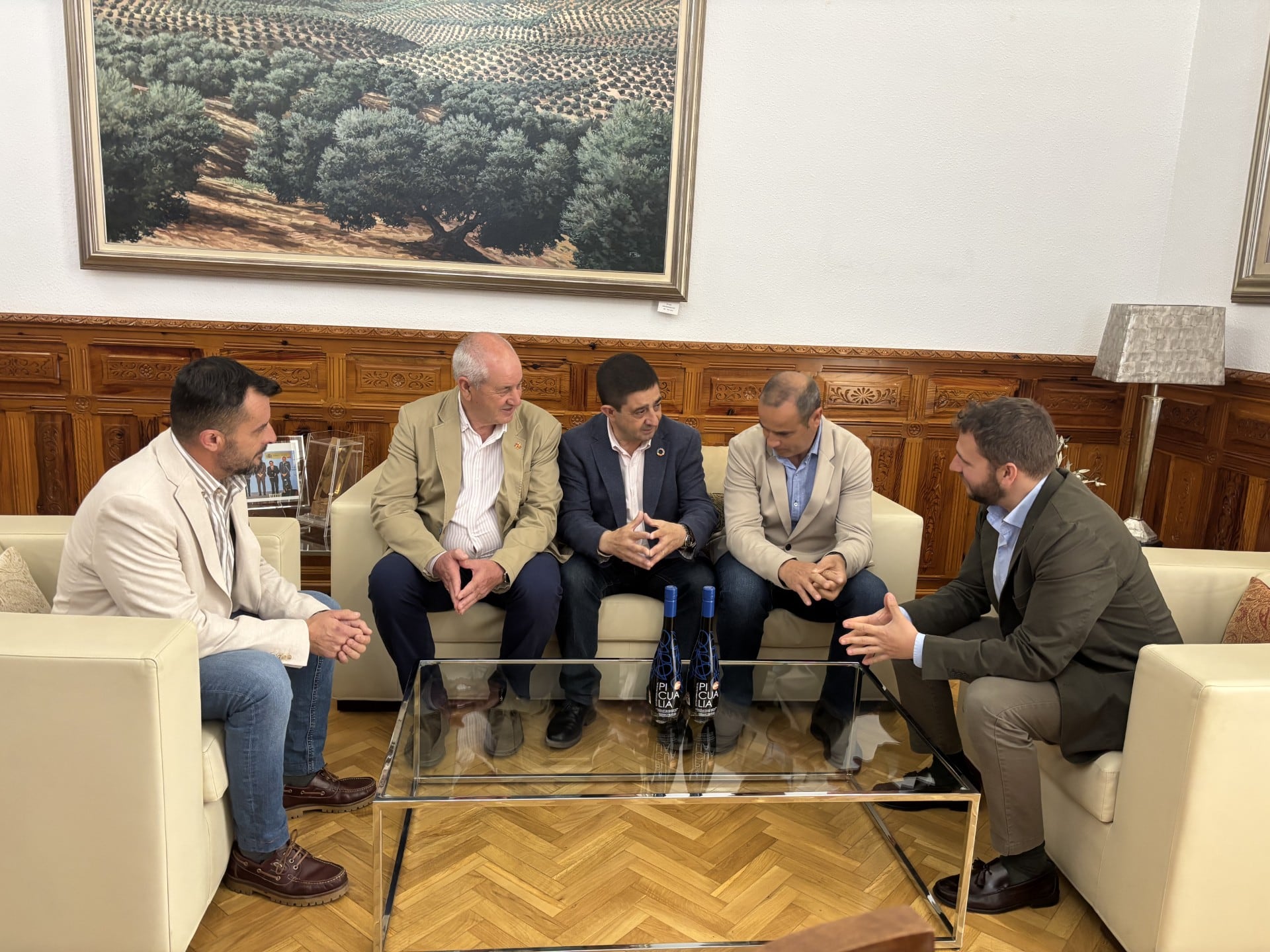 El presidente de la Diputación, Paco Reyes, recibe a representantes de Picualia, reconocida como el mejor aceite de España y referente de calidad en el sector oleícola