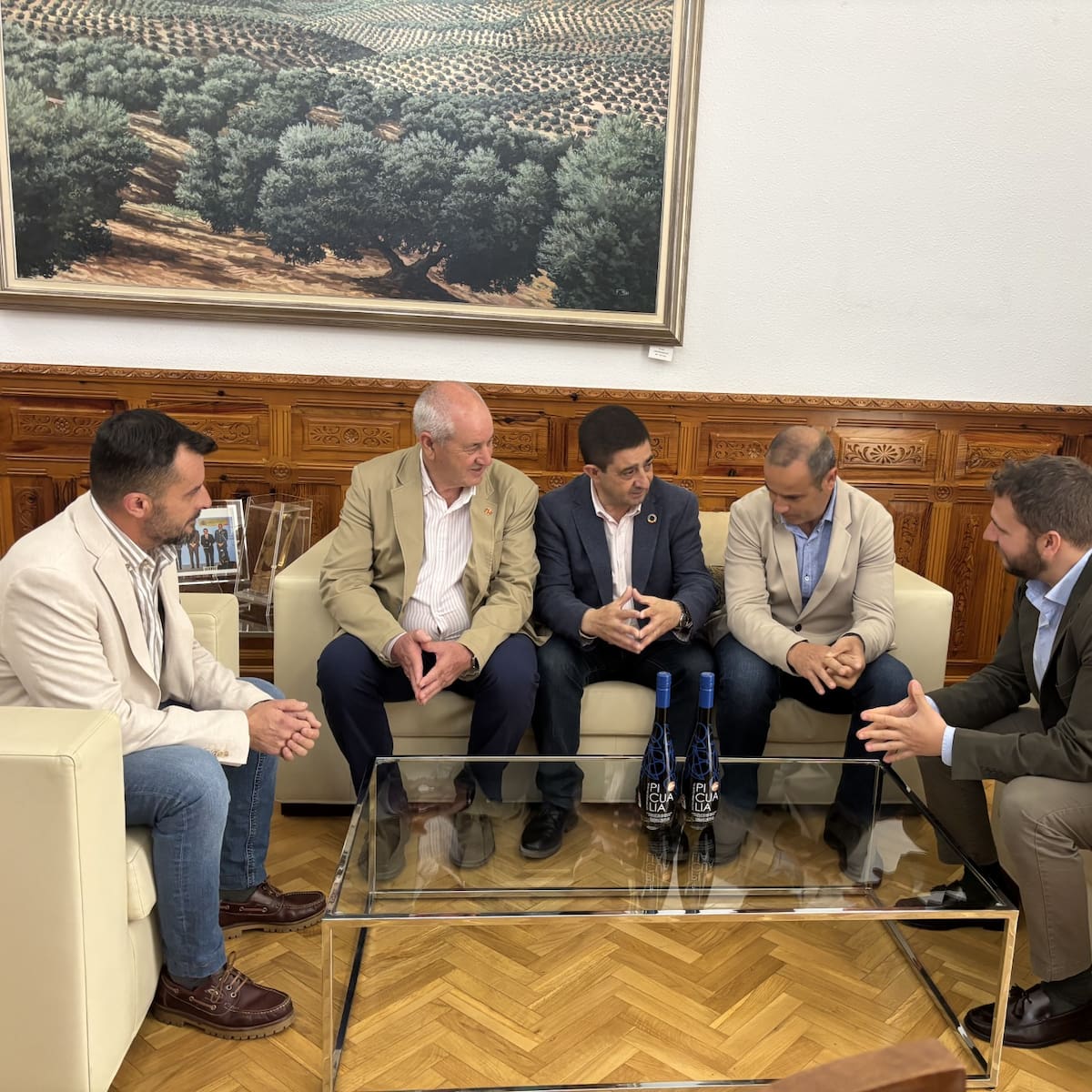 Paco Reyes recibe a representantes de Picualia, reconocida con el premio al mejor aceite de España y referente de calidad en el sector oleícola