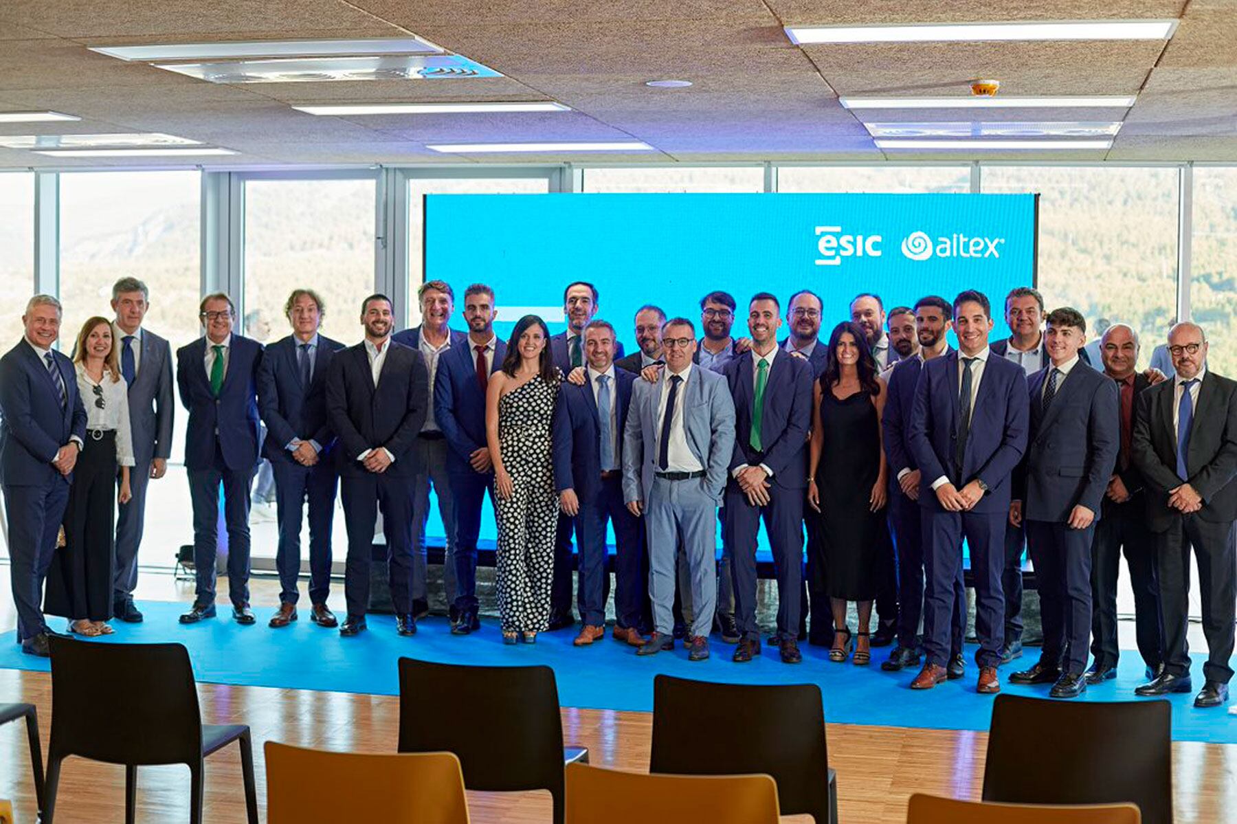 Foto de familia de la clausura de los programas superiores de ESIC y AITEX