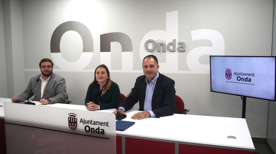 Los ediles de las áreas de Hacienda y Empleo, Salvador Aguilella, de Promoción Económica, Maria Baila, y de Juventud, Innovación y Bibliotecas, Vicente Bou. 