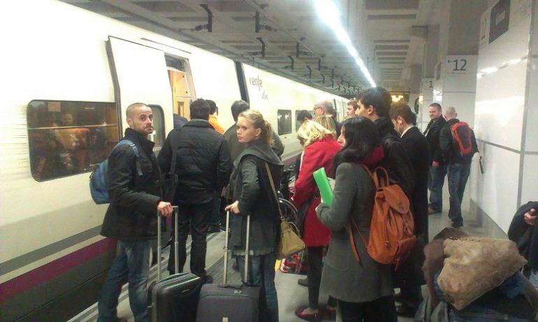 Passatgers esperant per pujar a l'AVE. Imatge d'arxiu.