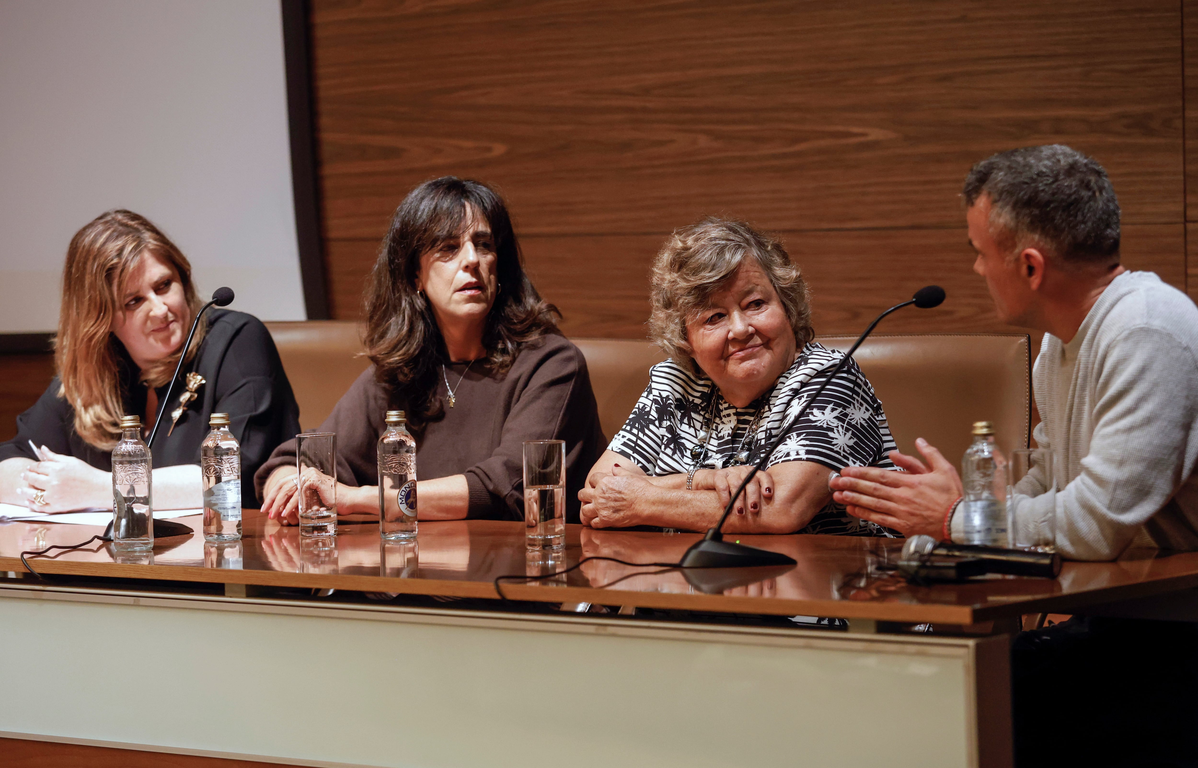 Las abogadas Ana Rosa Pena y María Perille, a la izquierda, junto a Cristina Almeida y el subdirector de Diario de Ferrol, Xosé Fandiño, que moderó la mesa redonda del acto (foto: Kiko Delgado / EFE)