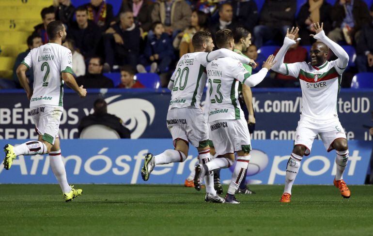 Los jugadores del Granada celebran el gol del delantero venezolano del Granada Adalberto Peñaranda, el primero del equipo ante el Levante