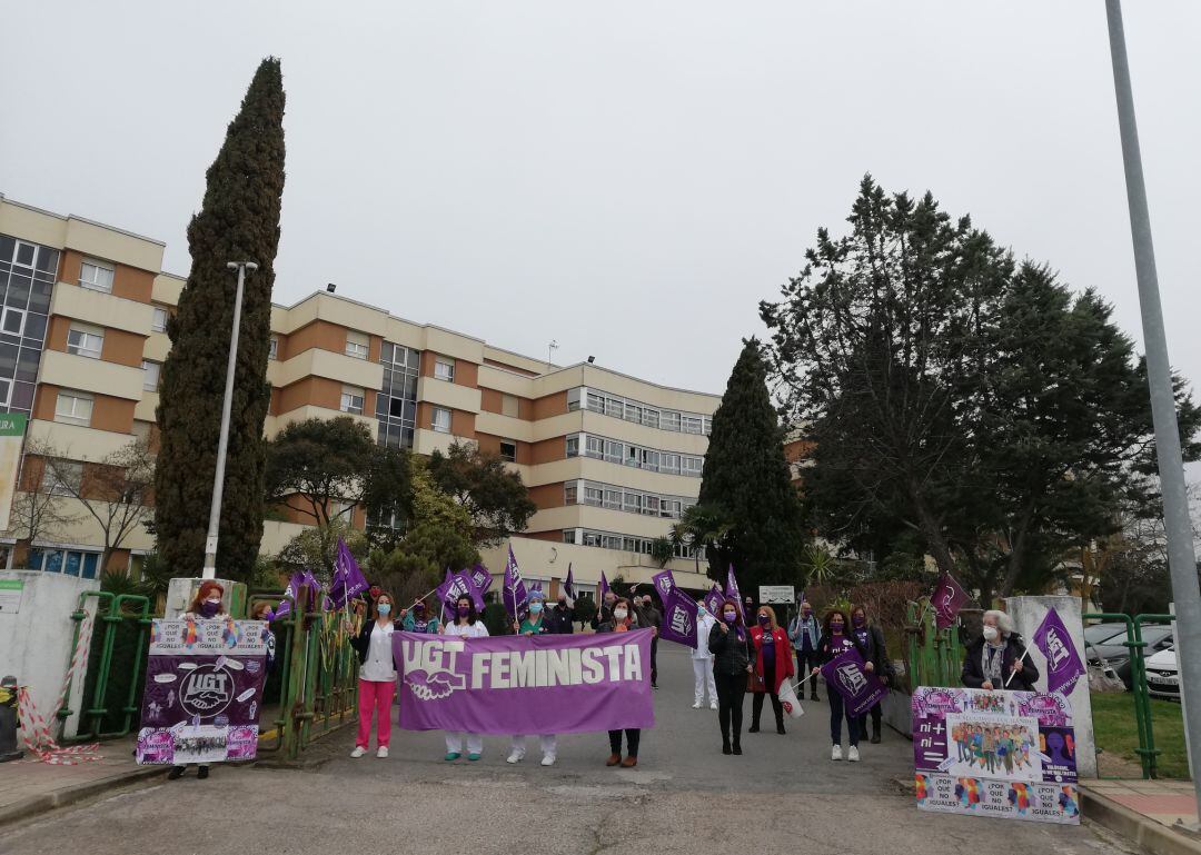 Concentración a las puertas de la Residencia El Cuartillo en el 8M