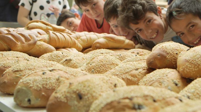 Los alumnos de los colegios de Cazorla y La Iruela han participado en la realización del pan