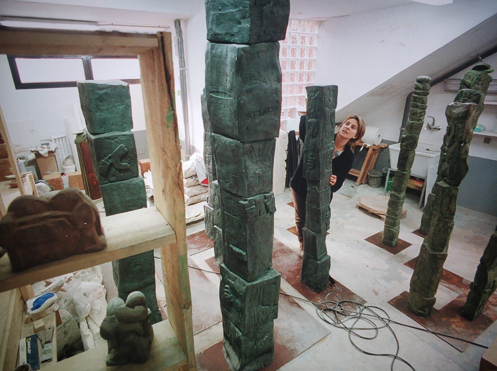 Judit Gaset treballa els seus famosos tòtems al seu taller.