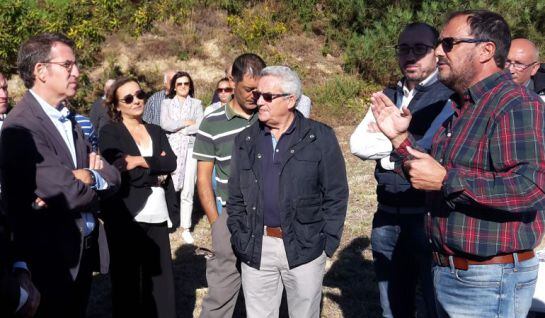 Núñez Feijóo y Pepa Bueno escuchan las explicaciones de los gestores de la finca experimental Pe Redondo en Meis