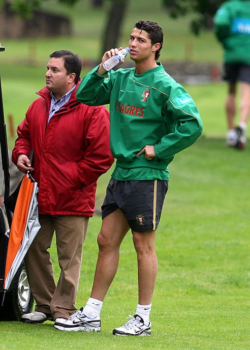 Cristiano se toma un respiro durante el entrenamiento con la selección portuguesa.