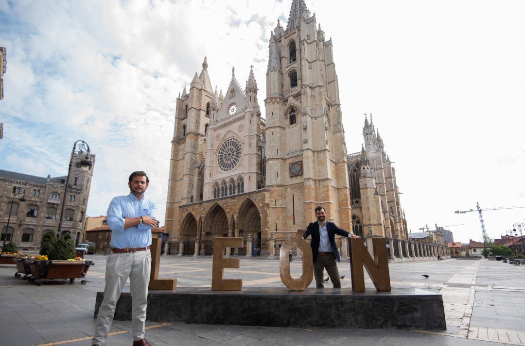 Javier Santiago, en primer plano, junto a su número dos en la candidatura, David Fernández