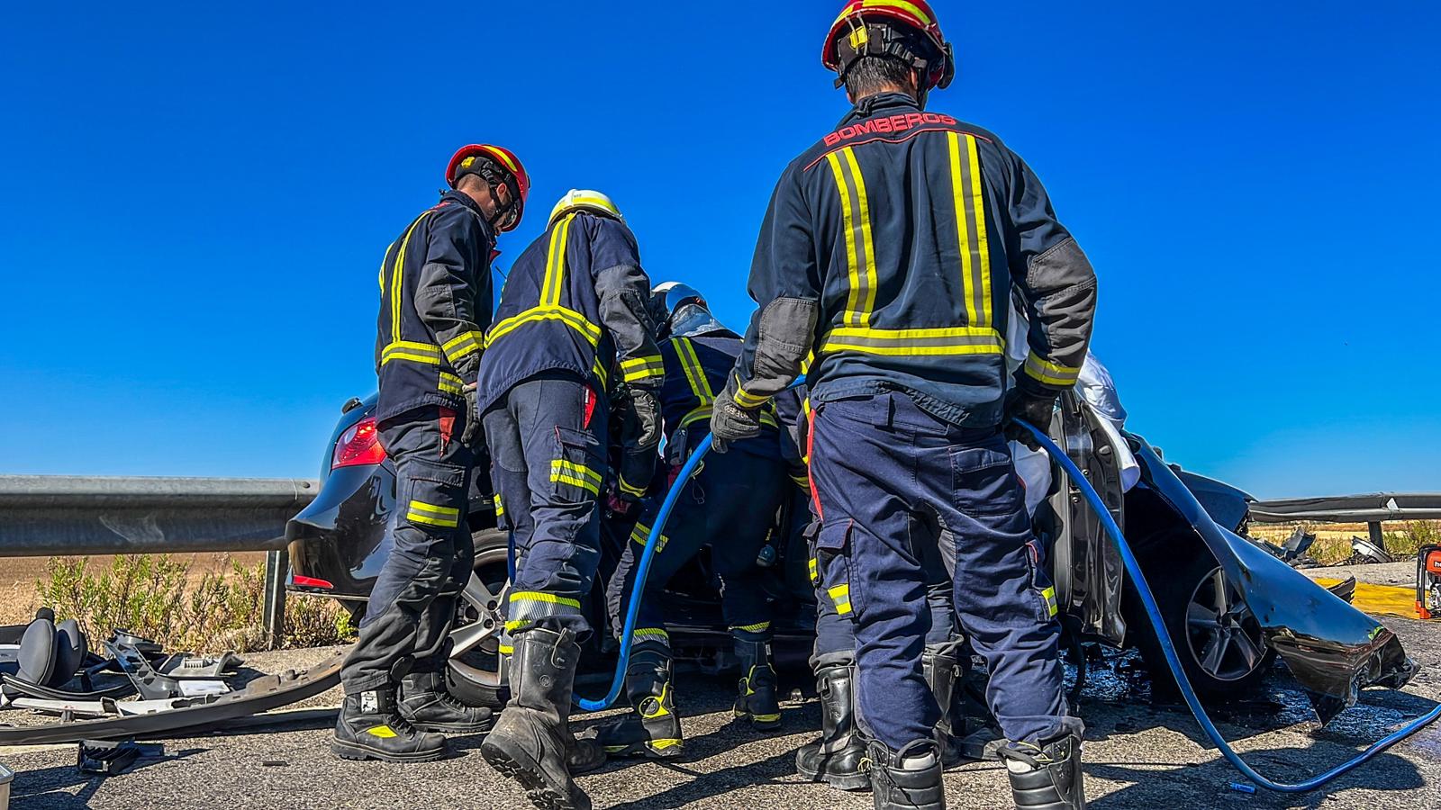 Bomberos de la Comunidad rescatando a las víctimas de un choque frontal en Daganzo de Arriba