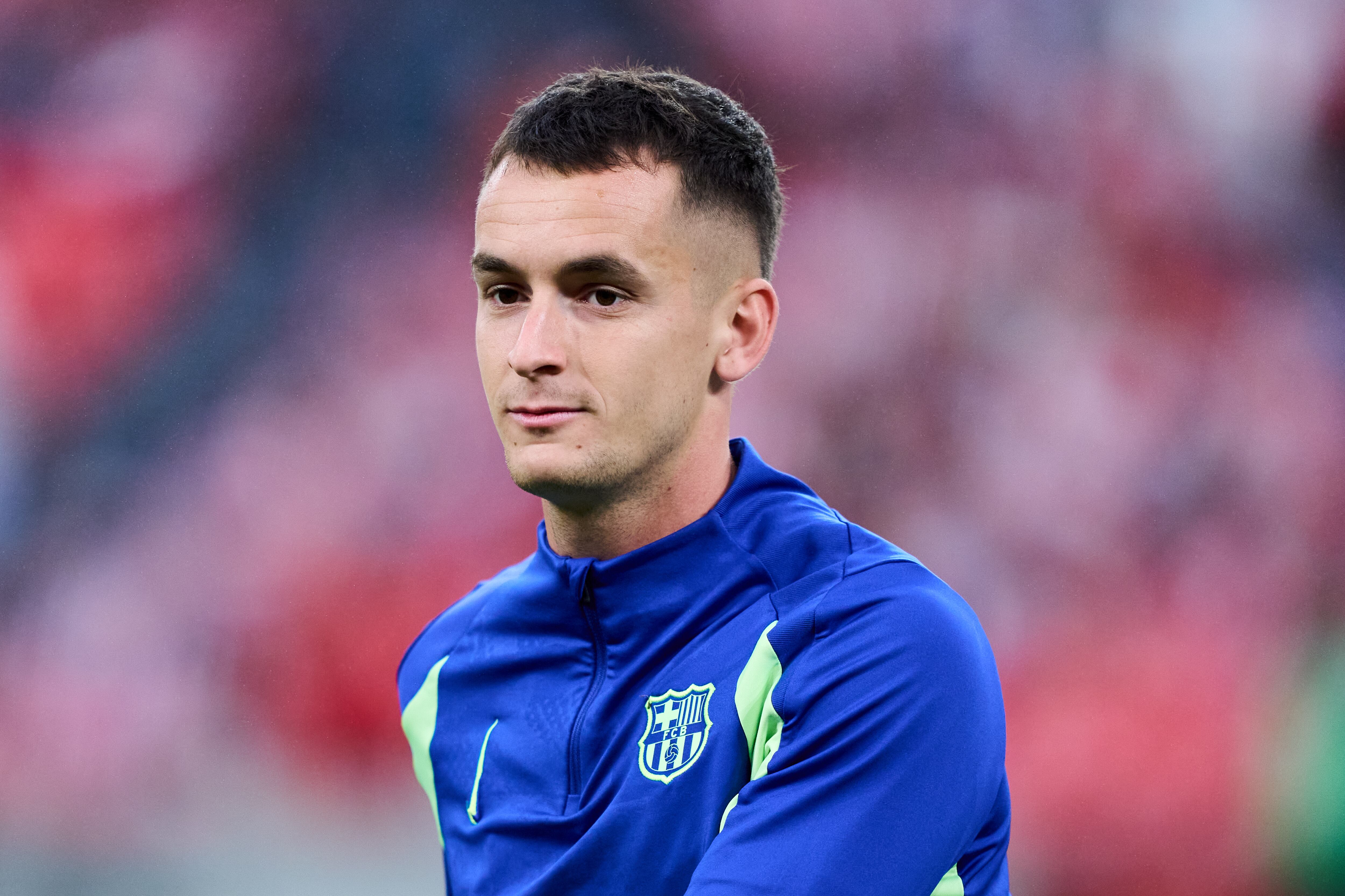 El dilema de Marc Casadó: ¿crecer fuera del Barça o pelear desde el banquillo?