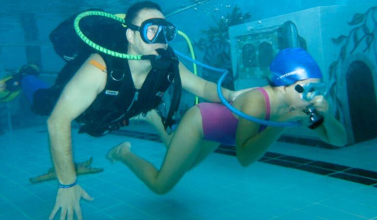 Los niños pueden sumergirse para ver el Belén en la piscina de Valdesanchuela